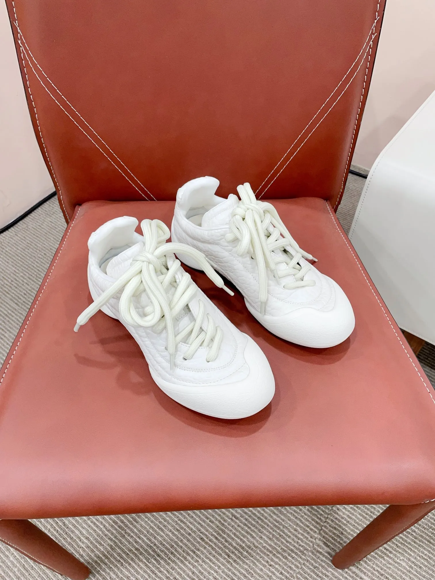 👟👟Ex-factory price 620👟👟 *✅MCQUEEN/Alexander McQueen 24/The latest Flexion series of autumn and winter retro casual sneakers. Original purchase, development and production. This Flexion Off white tone grain leather low-top sneaker uses laces of different sizes and is matched with a lightweight segmented sole inspired by anatomy. The reverse skull pattern is embossed on the heel. Fabric: Original custom imported first-layer cowhide. Lining: Custom imported breathable mesh lining. Sole: Original molded non-slip TPU material. Sole thickness: 2CM. 𝙎𝙞𝙯𝙚: 35-40 women / 39-45 men (customized for 40 women and 45 men) 𝙋𝙧𝙞𝙘𝙚(Men’s size +10) Extremely cost-effective factory price, no negotiation